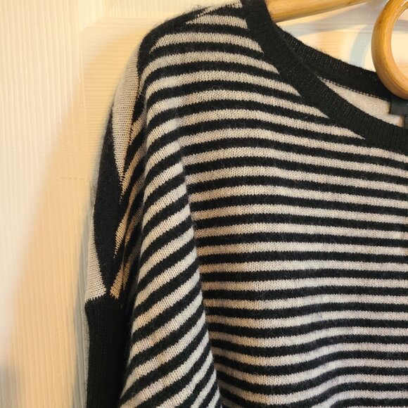 Lord & Taylor Cashmere sweater - Picture 4 of 7